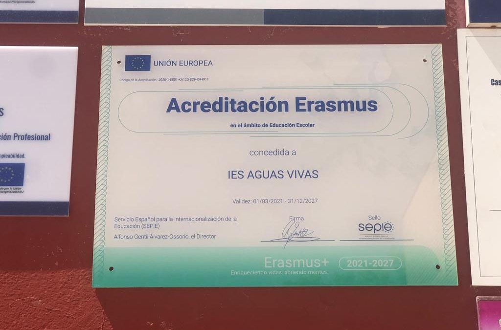 Placa Acreditación Erasmus+ y más preparación lingüística