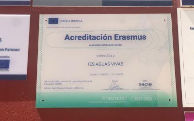Placa Acreditación Erasmus+ y más preparación lingüística