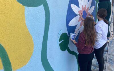 El alumnado del IES AGUAS VIVAS participa en la creación de un mural dentro del proyecto Erasmus+ KA210 SEMBRANDO EL CAMBIO